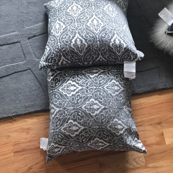 NWT set of 2 decorative pillows - Picture 1 of 6